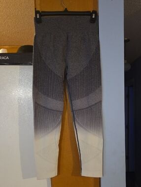 HALARA Gray Ombre Leggings with Cream Accents